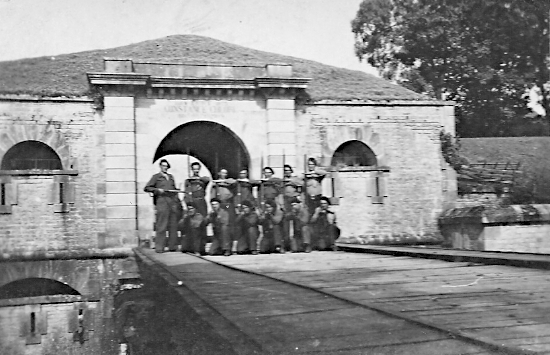 Soldats français avec fusils, devant la poste de garde